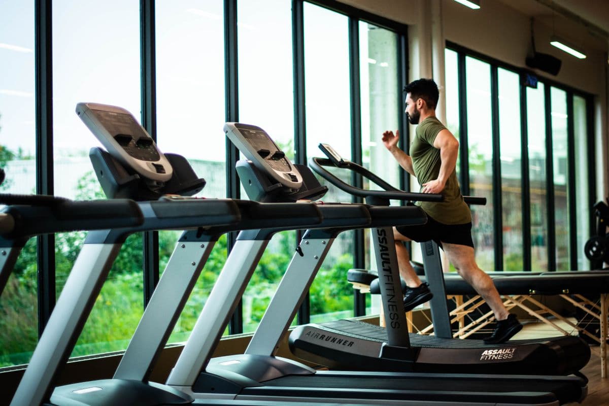 Interior de gimnasio comercial